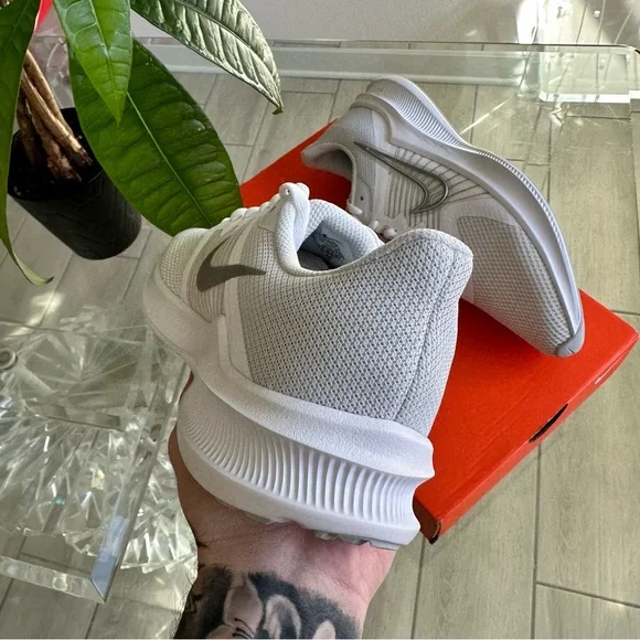 NEW NIKE RUNNING SHOES WHITE SILVER - Picture 3 of 3